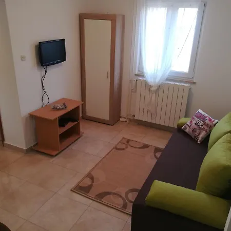With Parking Space Vinez, - 11851 דירה לאבין